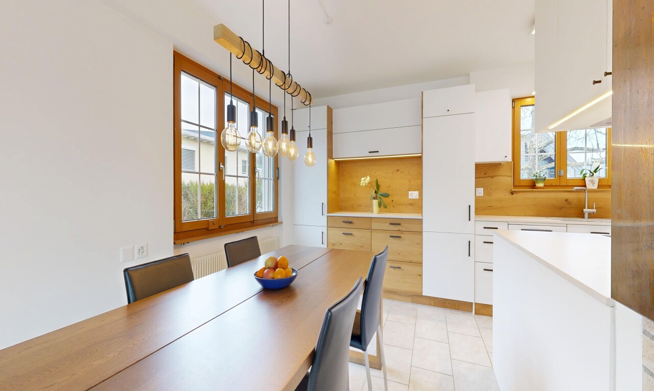 salle à manger avec inside property, light floor, drywall, cloison sèche, et natural light