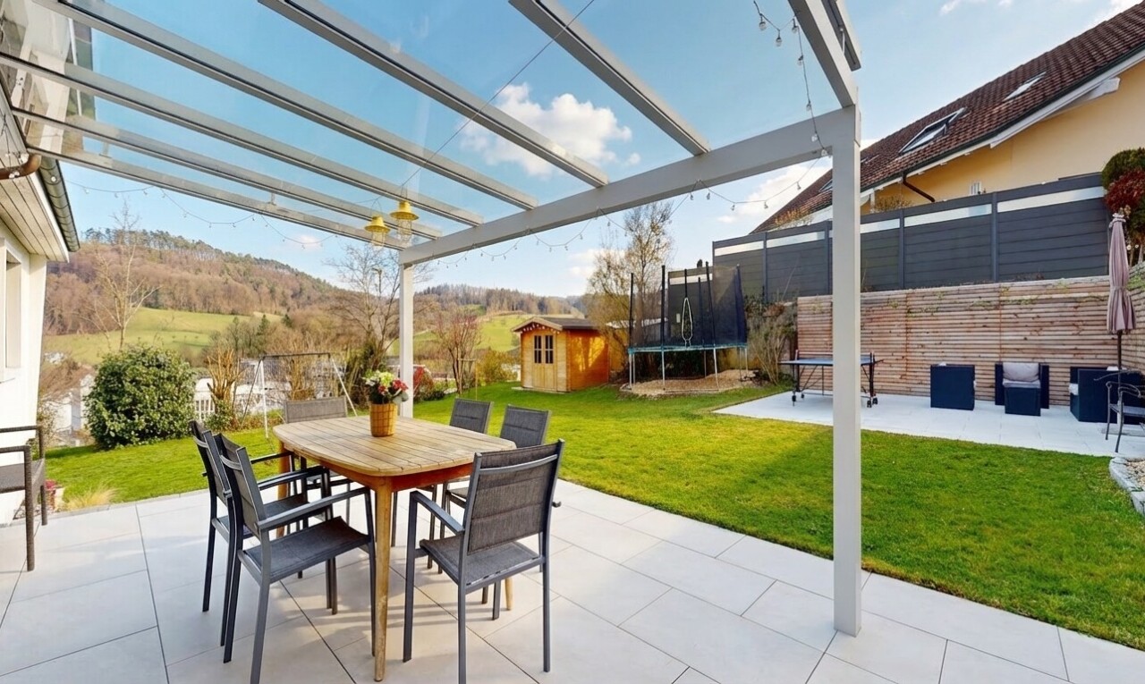 terrasse avec trampoline, pelouse, abri, structure extérieure, et clôture