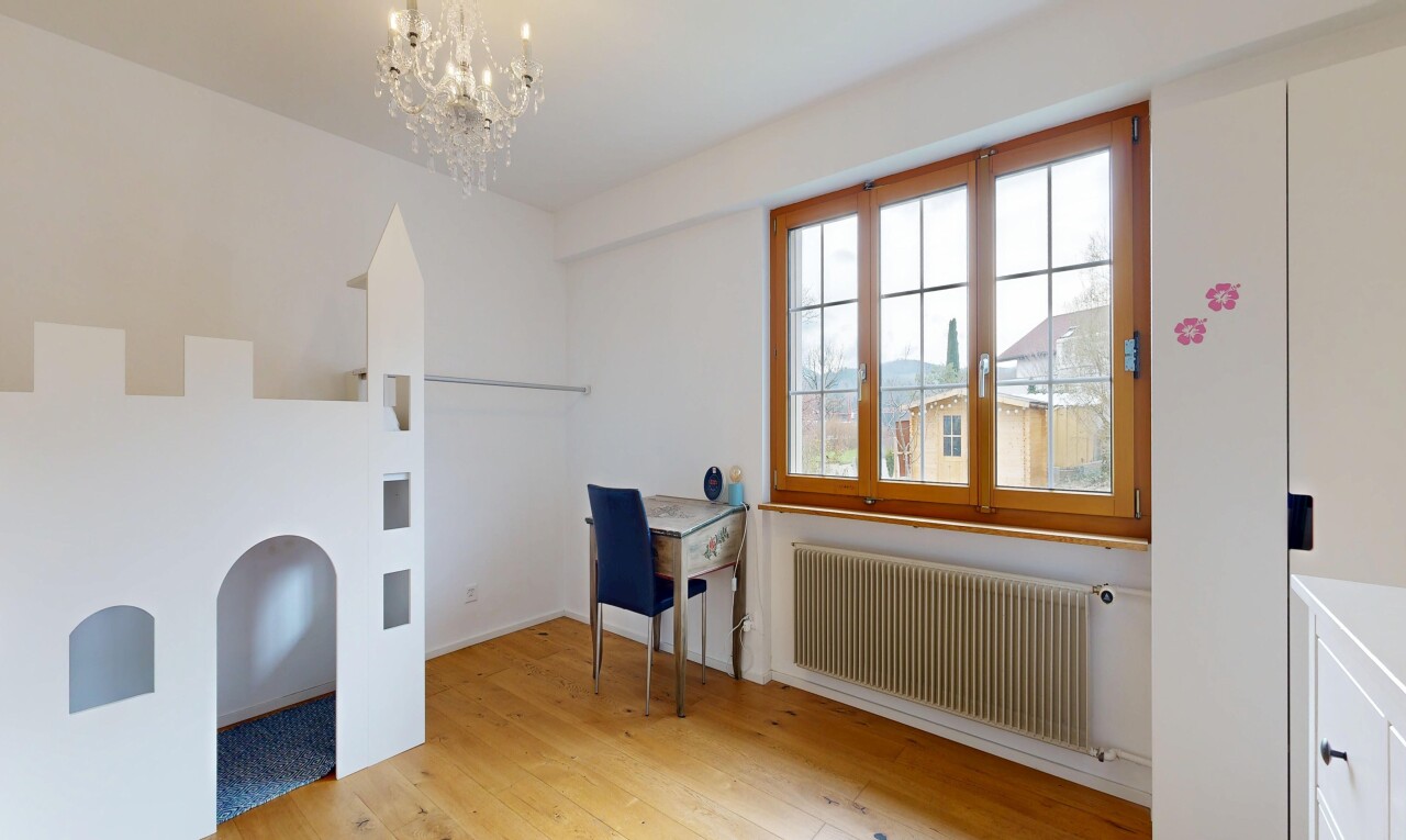 chambre avec radiateur, sol en finition bois, wood finish floor, inside community, et lustre remarquable