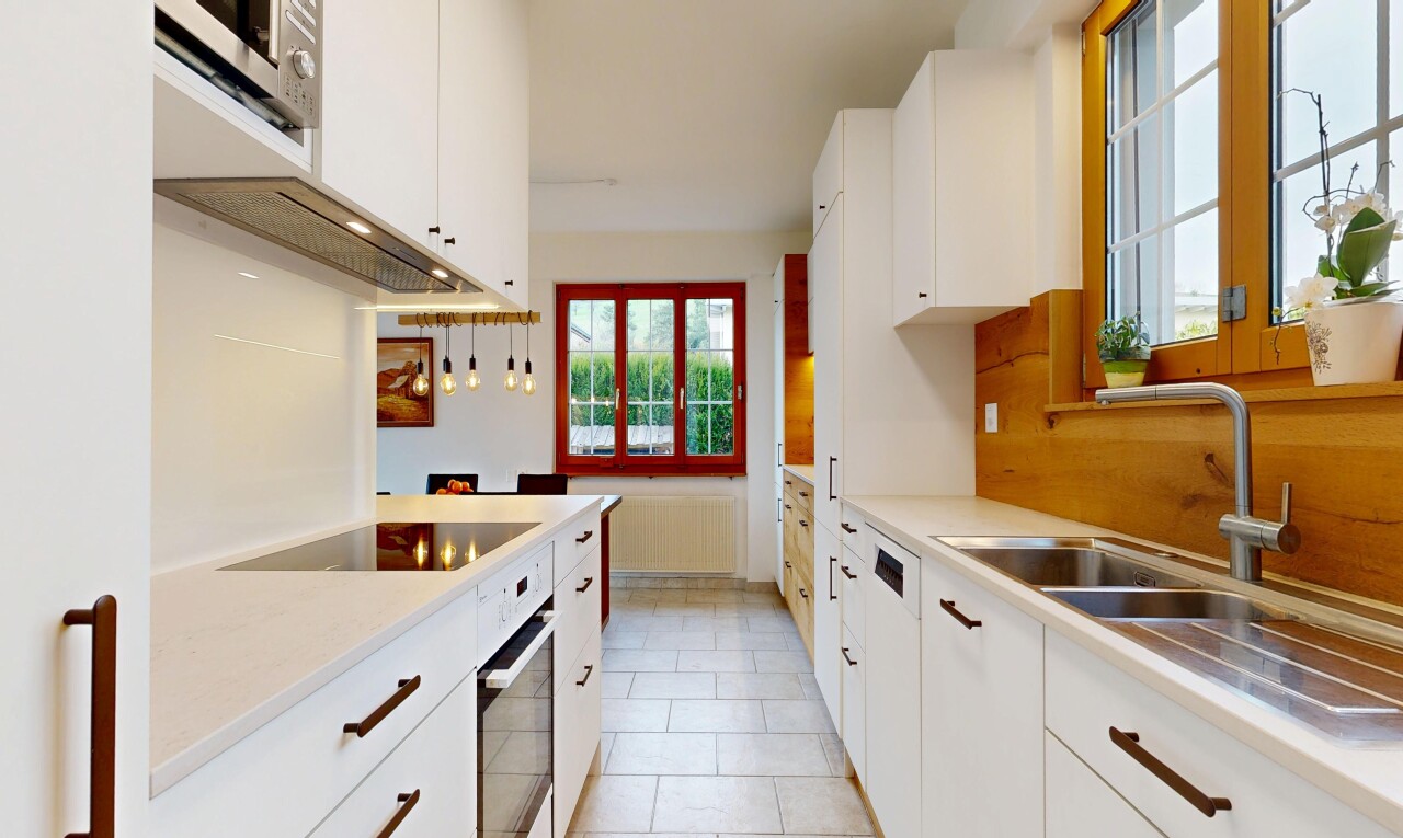 cuisine avec white cabinets, armoires blanches, light countertops, plans de travail, et light floor
