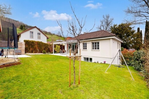 außenansicht mit trampolin, terrasse, from property, rasen, und day time