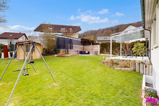 garten mit spielplatz, trampolin, from property, rasen, und zaun