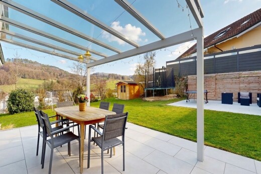 terrasse mit trampolin, rasen, schuppen, außenansicht, und zaun