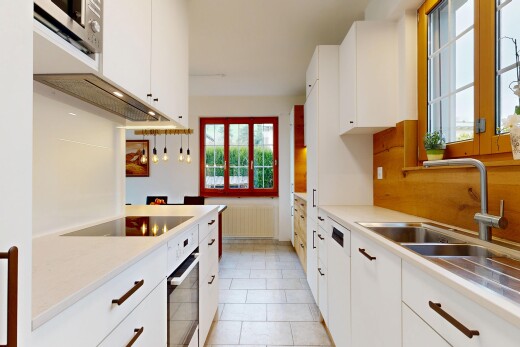 küche mit white cabinets, weiße schränke, light countertops, arbeitsplatten, und light floor