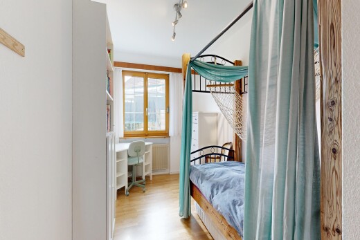 zimmer / schlafzimmer mit inside property, holzfußboden, wood finish floor, gipskartonwand, und drywall