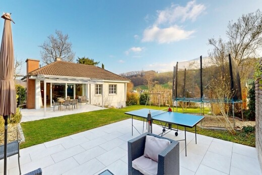 außenansicht mit essbereich im freien, trampolin, terrasse, rasen, und außenansicht