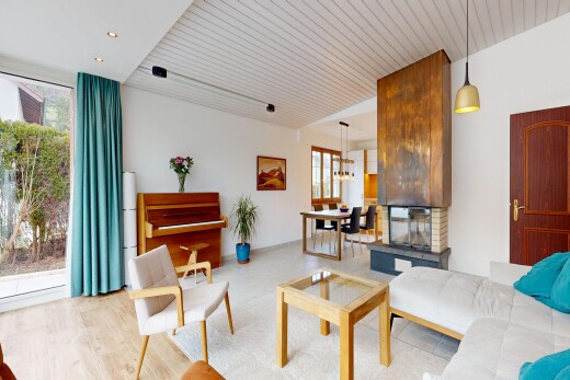 wohnzimmer mit inside property, drywall, gipskartonwand, natural light, und natürliches licht