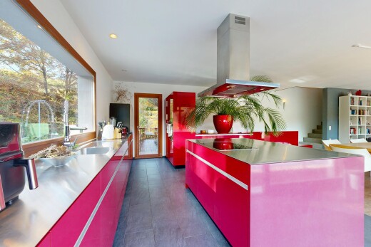 küche mit edelstahl-arbeitsplatten, rote schränke, schränke mit flachen paneelen, dunstabzugshaube, und inside community