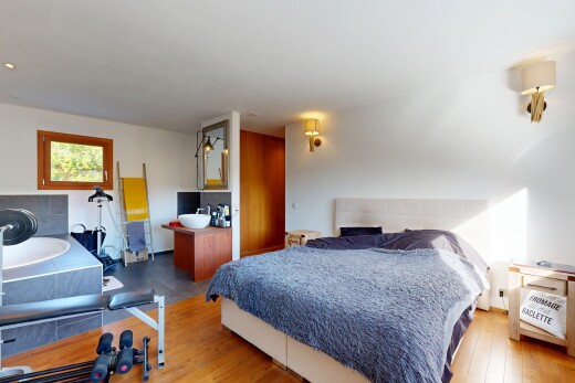 zimmer / schlafzimmer mit inside property, wood finish floor, holzfußboden, natural light, und natürliches licht