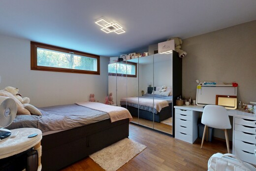 zimmer / schlafzimmer mit natürliches licht, natural light, gipskartonwand, drywall, und inside property