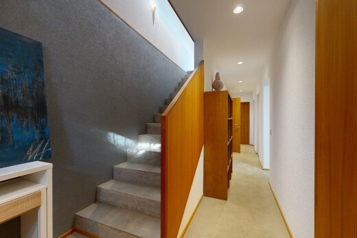 treppe mit treppen, inside property, recessed lighting, einbauleuchten, und carpet