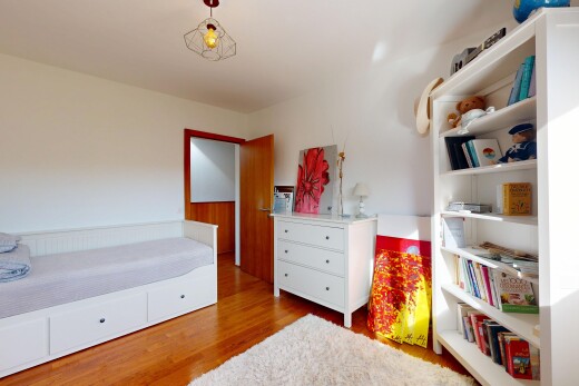 zimmer / schlafzimmer mit drywall, gipskartonwand, wood finish floor, holzfußboden, und inside property