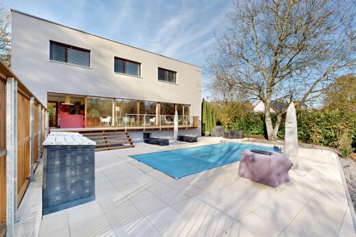 schwimmbad mit terrasse, schwimmbad, day time, und property visible