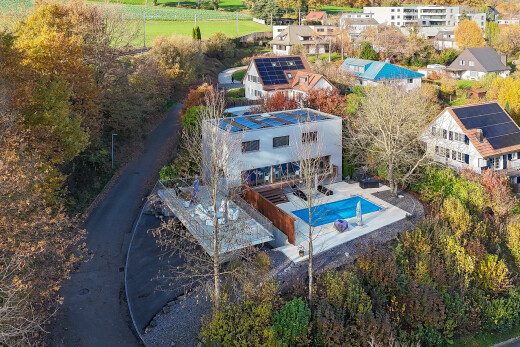 außenansicht mit terrasse, property visible, zaun, und schwimmbad