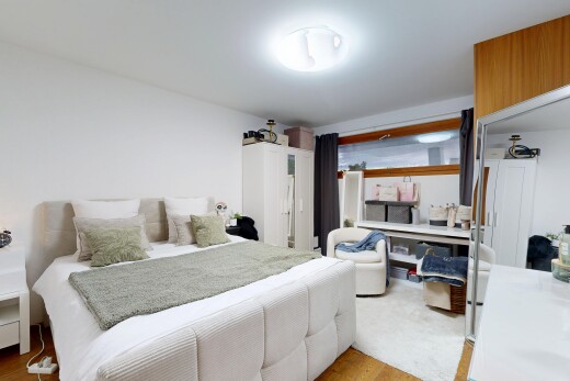 zimmer / schlafzimmer mit inside property, drywall, gipskartonwand, wood finish floor, und holzfußboden