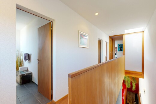 halle / korridor mit obergeschoss-podest, inside property, recessed lighting, einbauleuchten, und tile floor