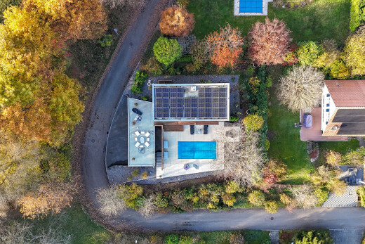 außenansicht mit solaranlage, property visible, und terrasse