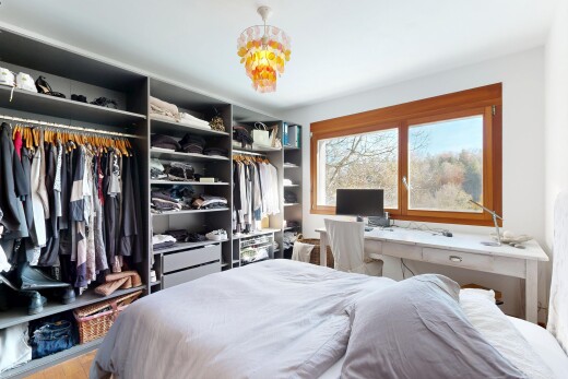 zimmer / schlafzimmer mit inside property, kleiderschrank, natural light, natürliches licht, und fernseher