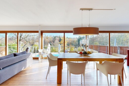 wohn- / esszimmer mit holzfußboden, wood finish floor, natürliches licht, natural light, und inside property