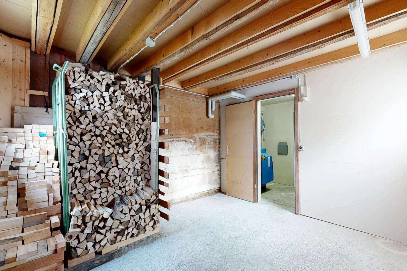 pièce vide avec sous-sol et inside property