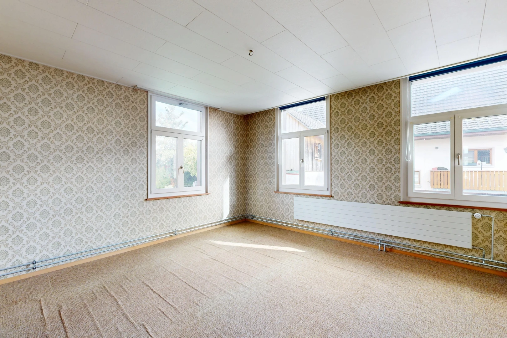 pièce vide avec wallpaper wall, mur en papier peint, lumière naturelle, carpet, et moquette