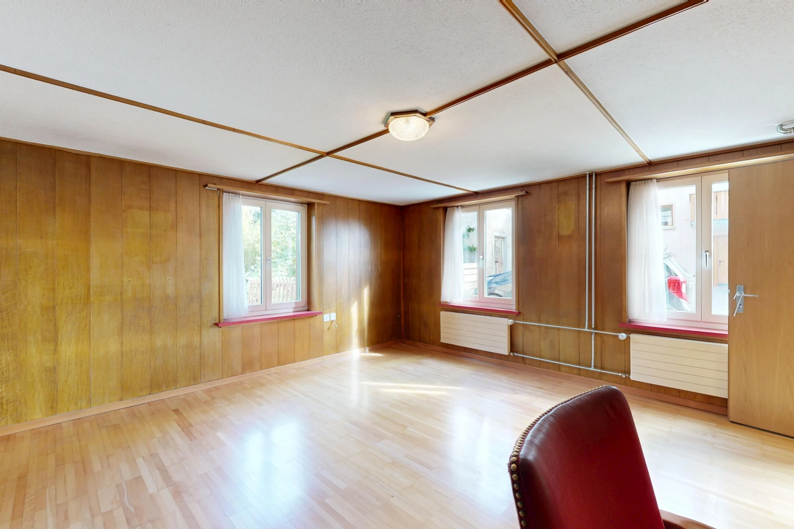 pièce vide avec wood finish floor, sol en finition bois, wood wall, mur en bois, et lumière naturelle