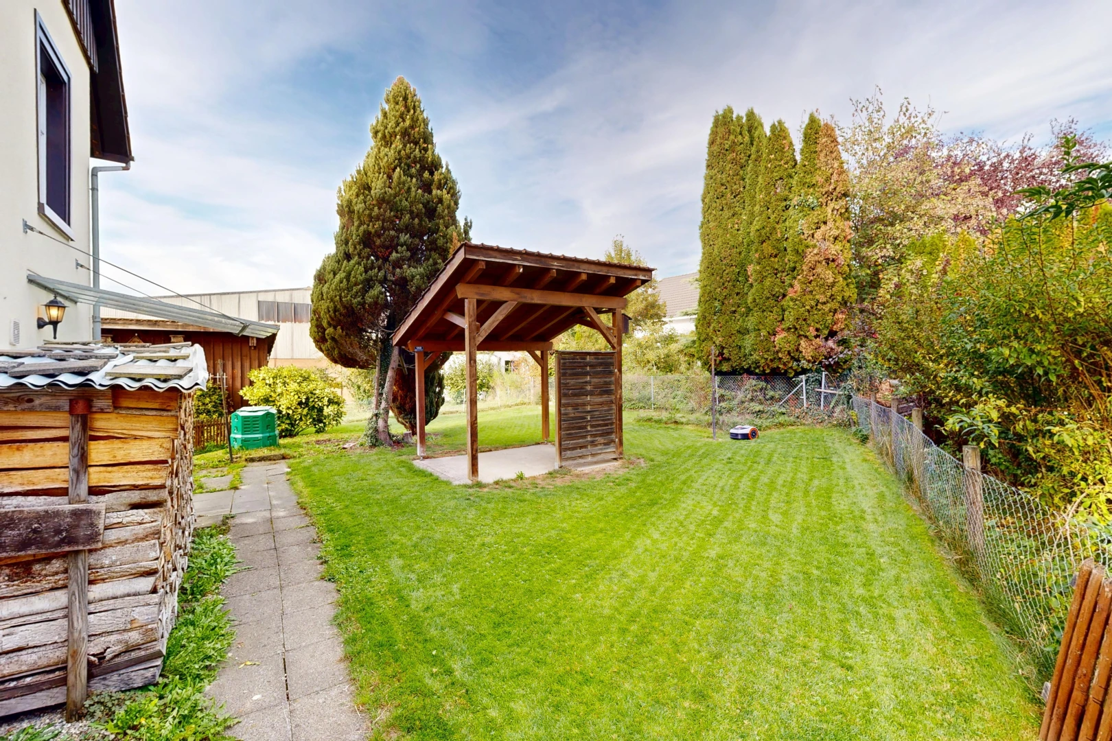 jardin avec terrasse, clôture, pelouse, from property, et day time