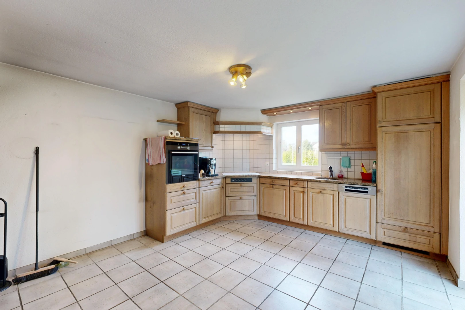 cuisine avec light floor, armoires marron clair, light brown cabinets, armoires élevées, et raised cabinets