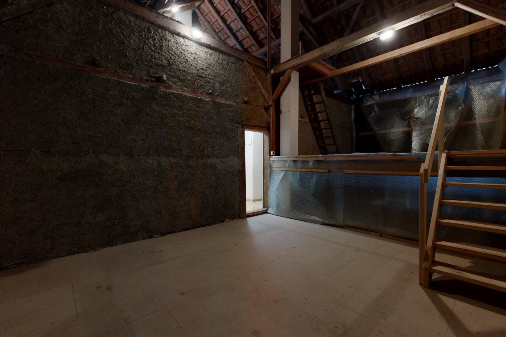 pièce vide avec high ceiling, plafond haut, inside property, vinyl floor, et sol en vinyle