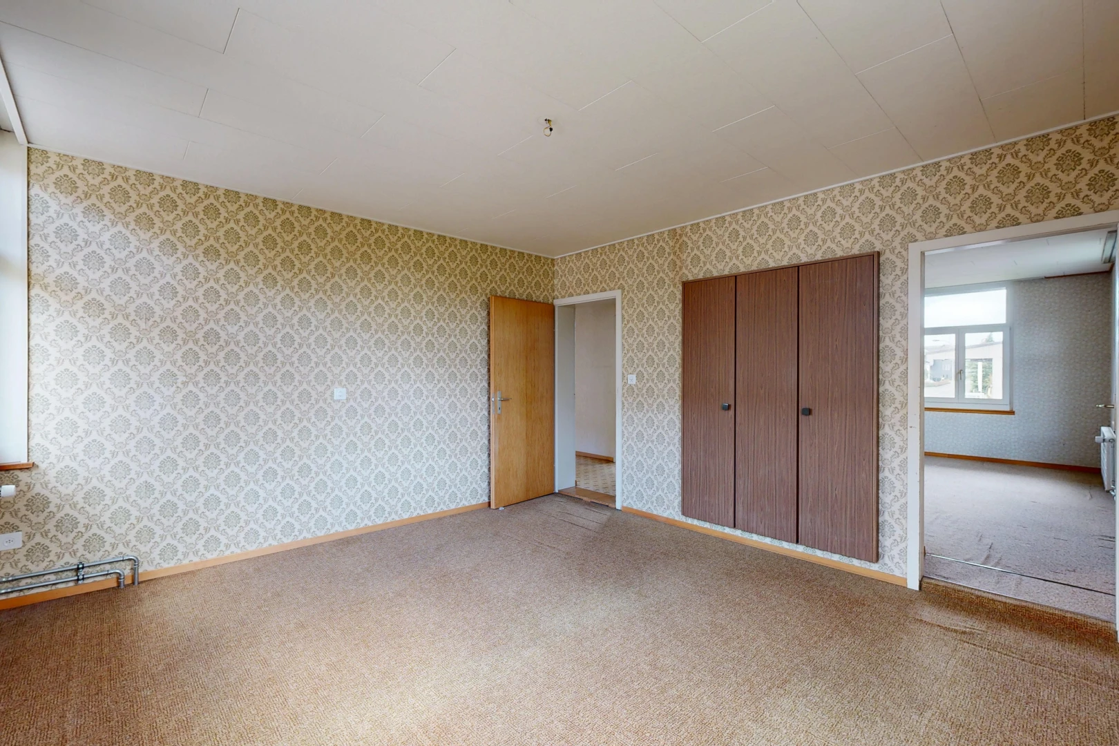 pièce vide avec mur en papier peint, wallpaper wall, placard, problematic wallpaper, et inside property
