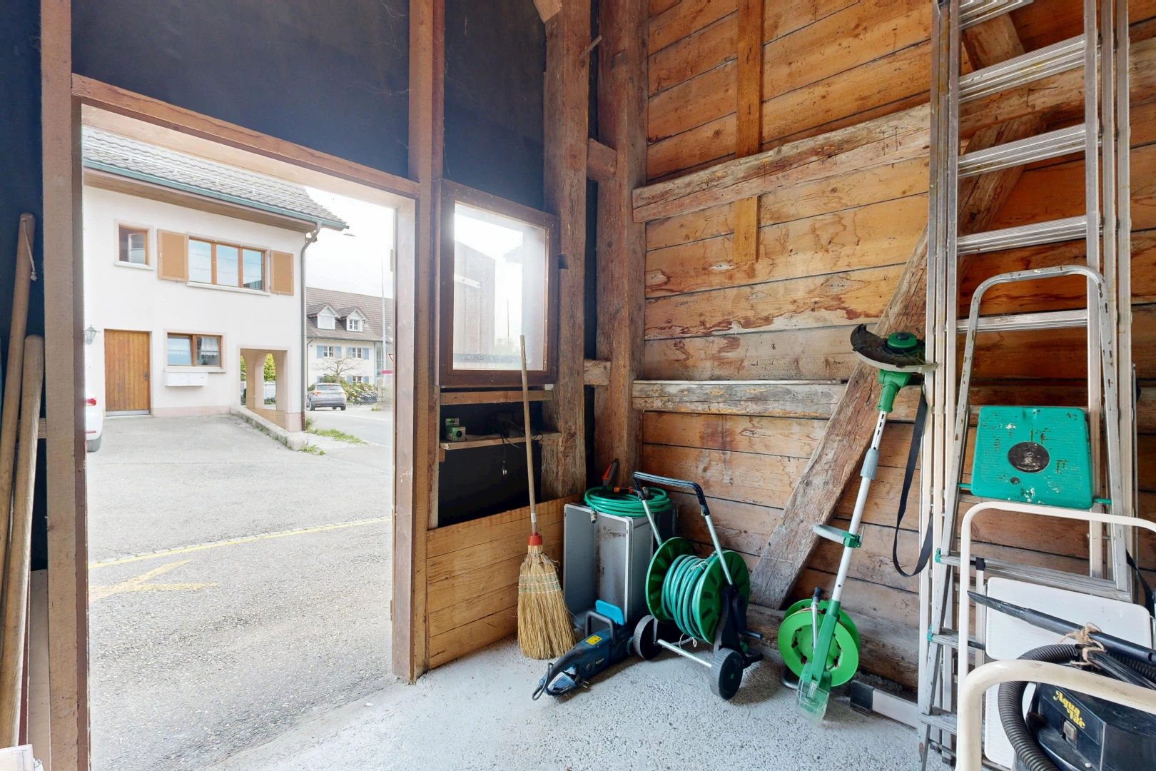 buanderie avec mur en bois, wood wall, inside property, et dated wood wall