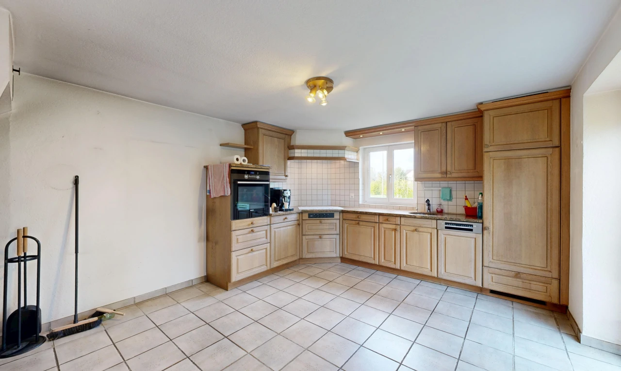 cuisine avec light floor, armoires marron clair, light brown cabinets, armoires élevées, et raised cabinets