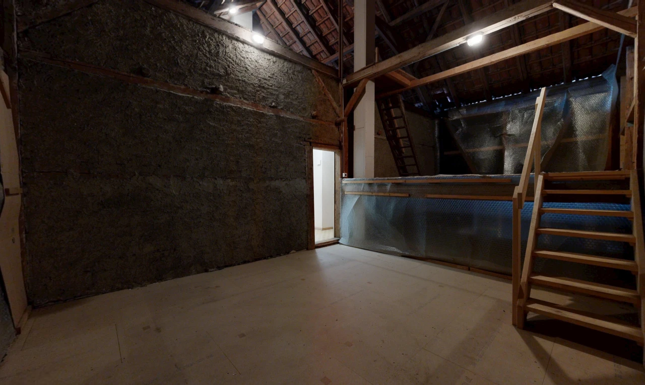 pièce vide avec high ceiling, plafond haut, inside property, vinyl floor, et sol en vinyle