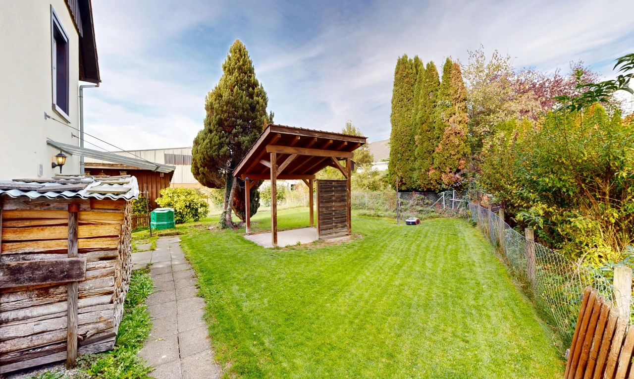 jardin avec terrasse, clôture, pelouse, from property, et day time