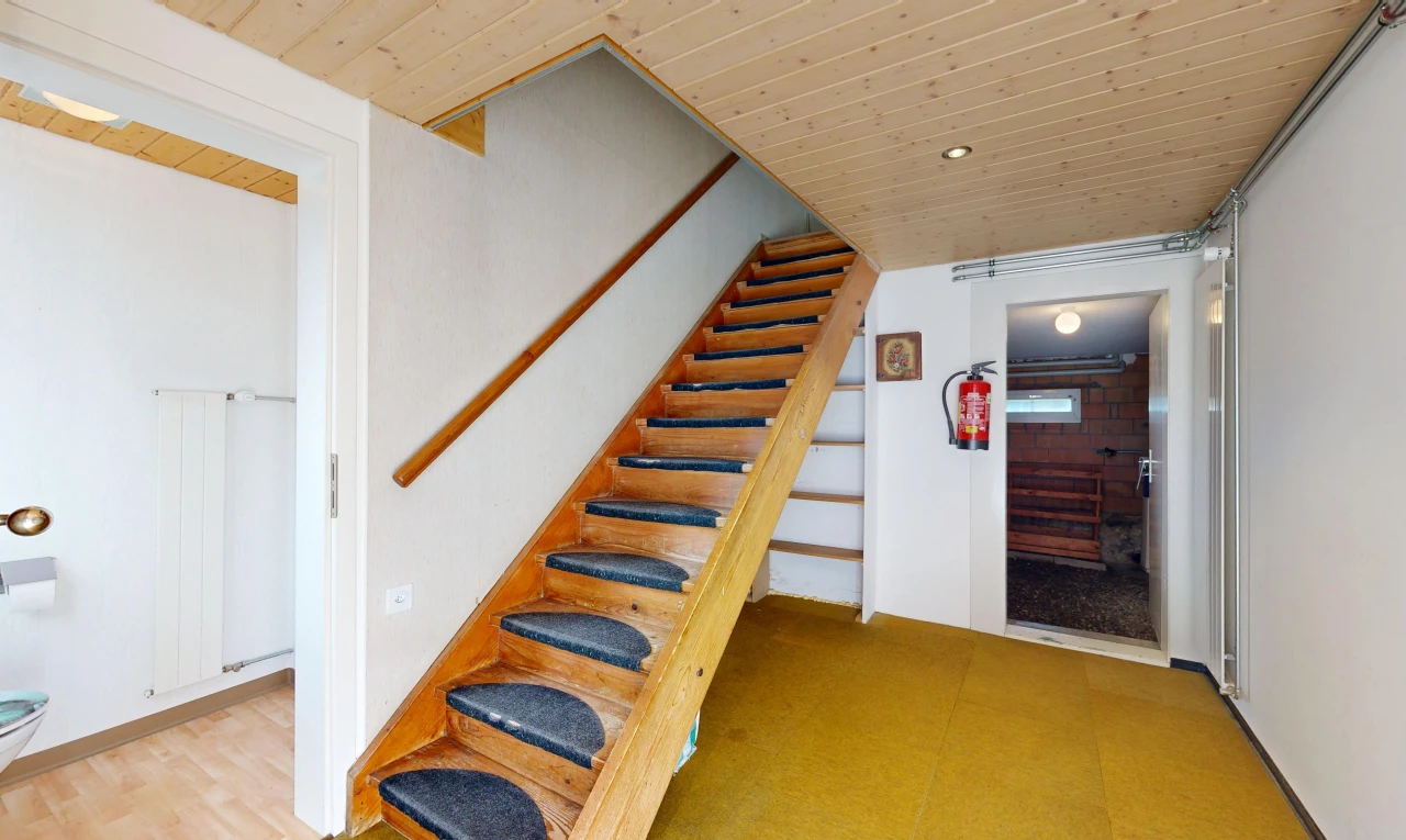 escaliers avec cloison sèche, drywall, éclairage encastré, carpet stairs, et escaliers