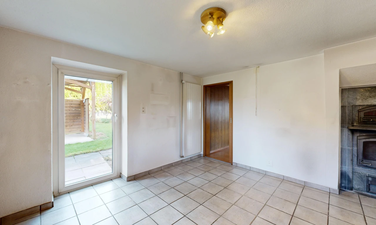 pièce vide avec accès à l'extérieur, cloison sèche, drywall, light floor, et sol en carrelage