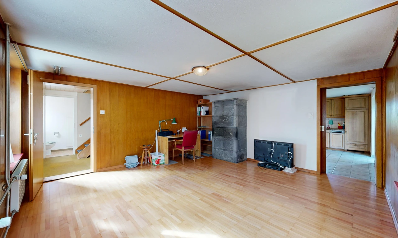 salon avec mur en bois, wood wall, cloison sèche, drywall, et sol en finition bois