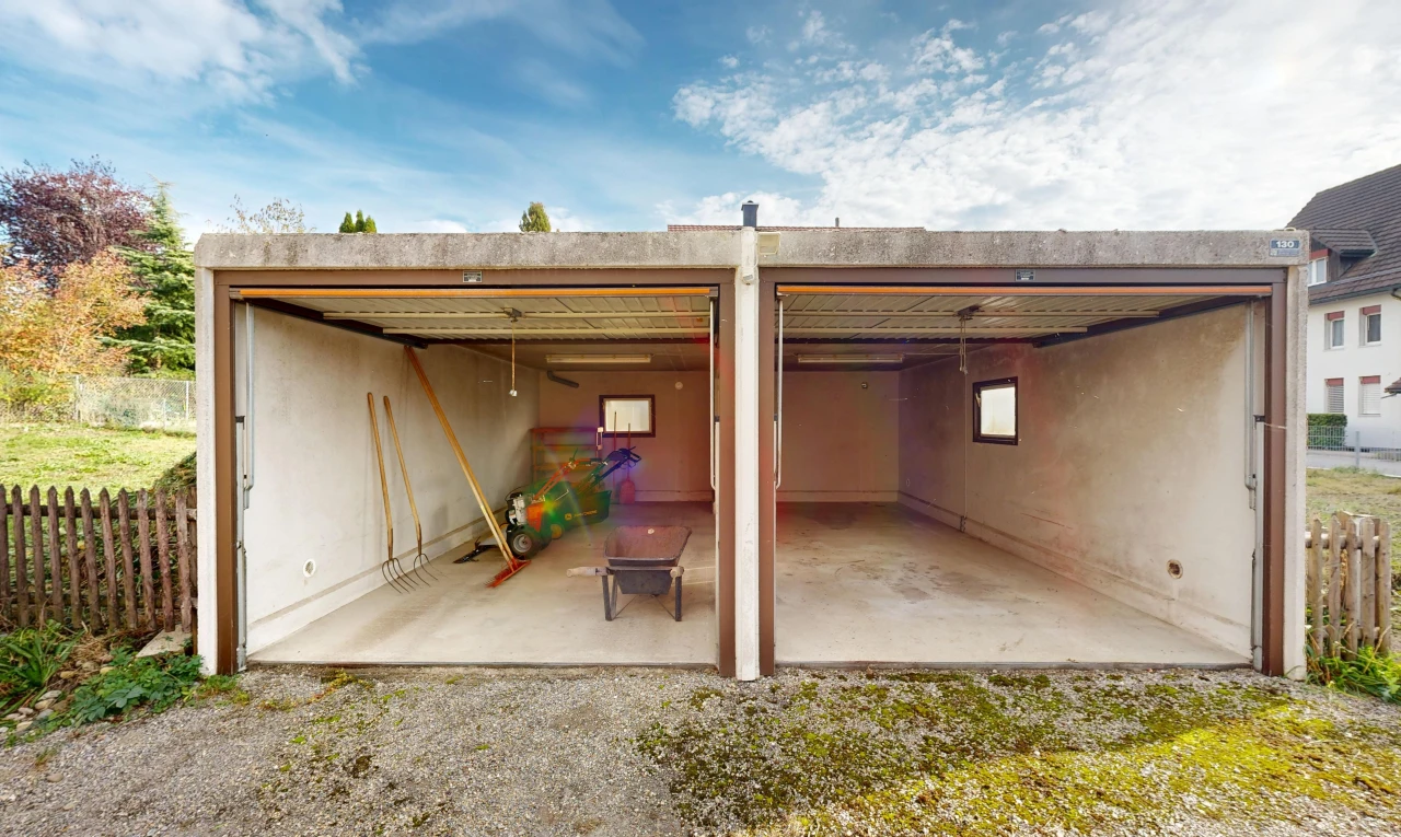 terrasse avec garage, terrasse, clôture, from property, et property visible