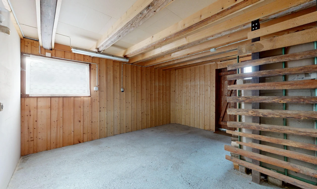 pièce vide avec sous-sol, inside property, mur en bois, wood wall, et dated wood wall