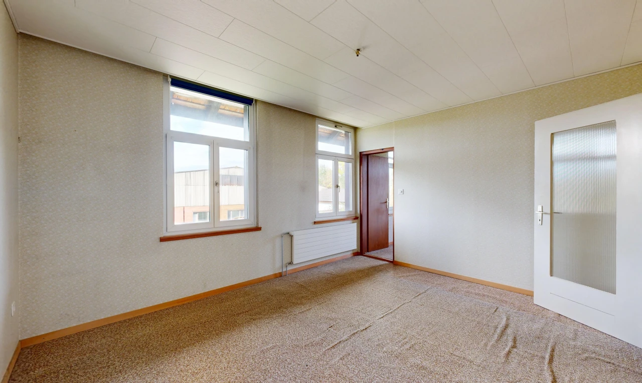 pièce vide avec radiateur, lumière naturelle, carpet, moquette, et baseboards wall