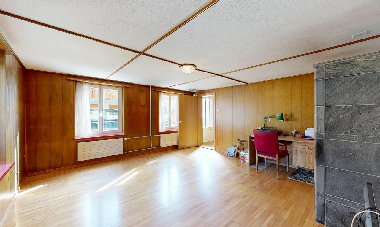 pièce vide avec espace bureau, mur en bois, wood wall, sol en finition bois, et wood finish floor