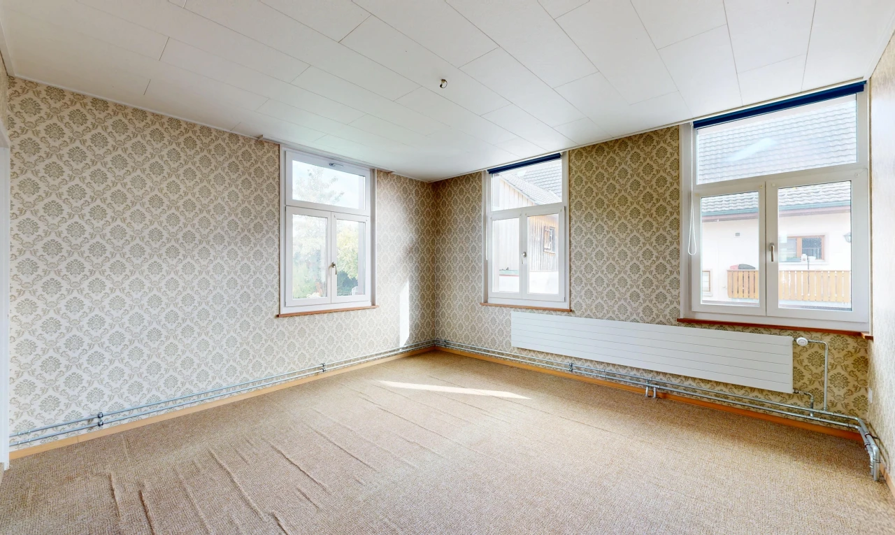 pièce vide avec wallpaper wall, mur en papier peint, lumière naturelle, carpet, et moquette