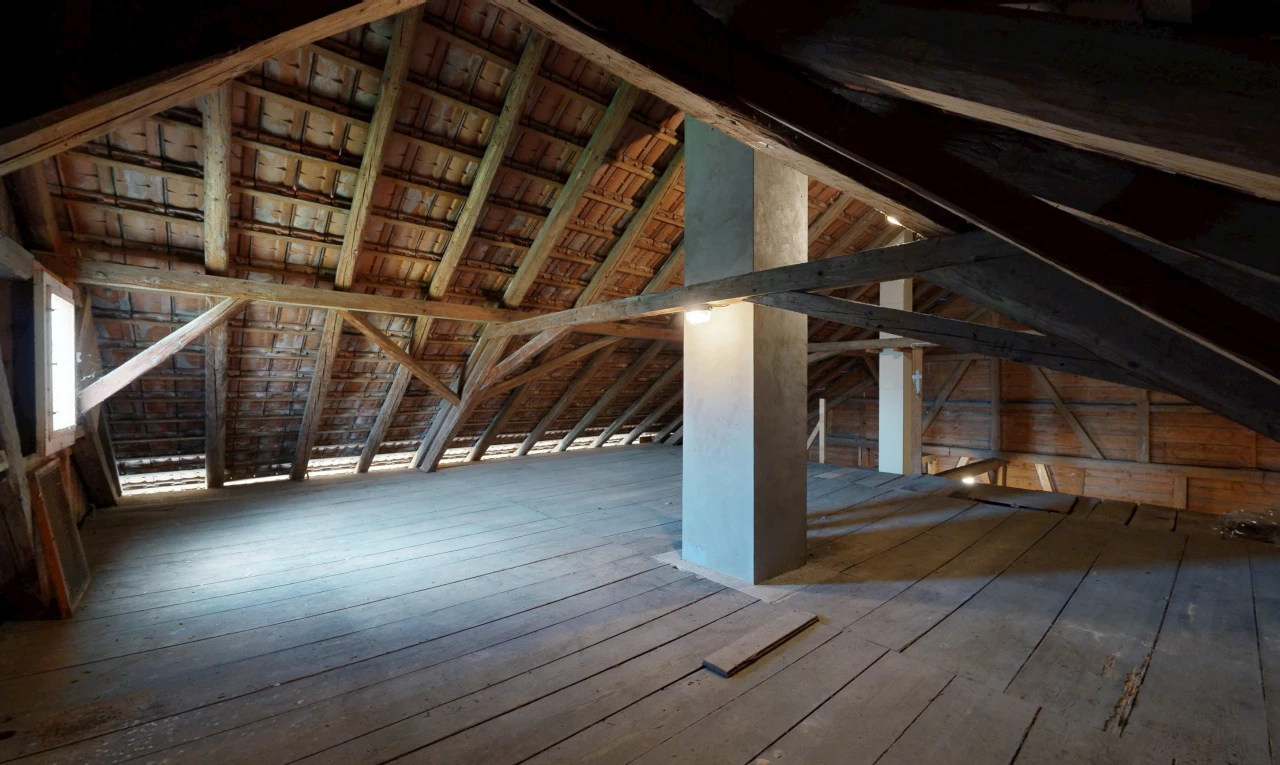 pièce vide avec plafond voûté, vaulted ceiling, hardwood floor, sol en finition bois, et wood finish floor