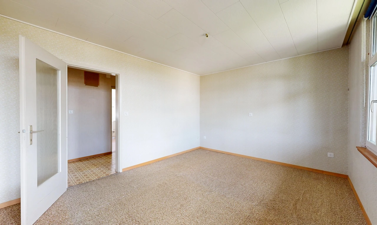 pièce vide avec carpet, moquette, inside property, baseboards wall, et plinthes murales