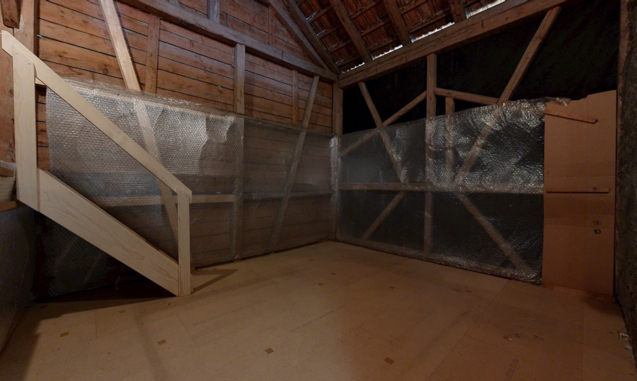 pièce vide avec inside property, unfinished floor, plafond voûté, et vaulted ceiling