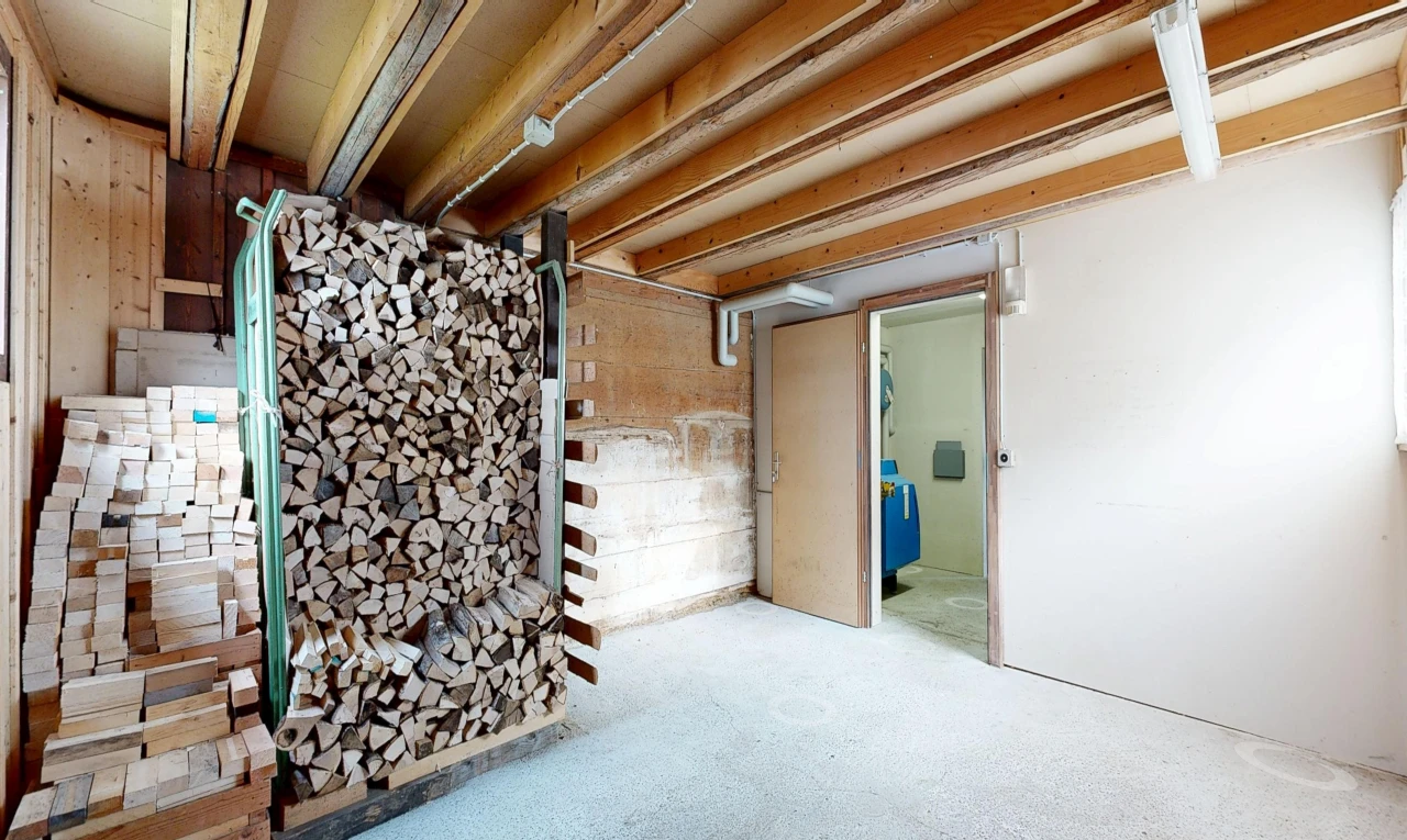 pièce vide avec sous-sol et inside property