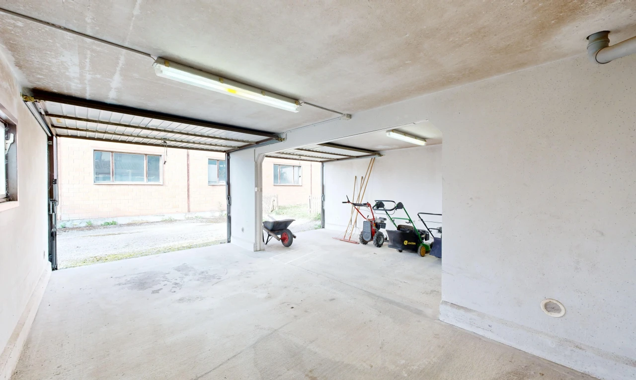 parking avec inside property