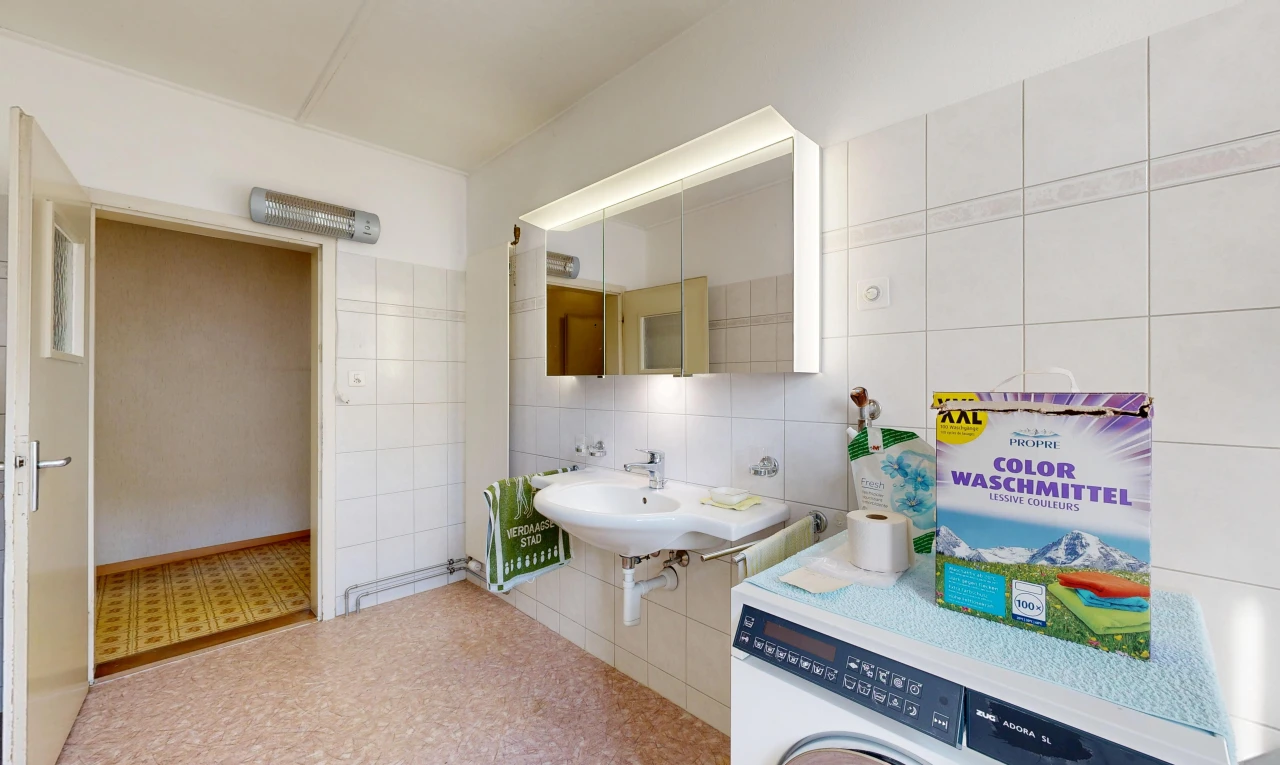salle de bains avec lave-linge et sèche-linge, miroir, tile wall, mur en carrelage, et évier