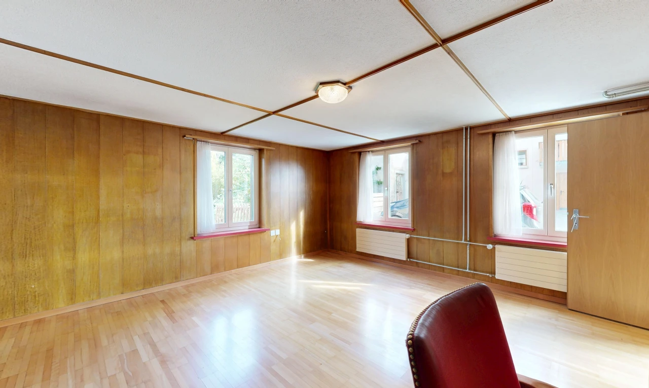 pièce vide avec wood finish floor, sol en finition bois, wood wall, mur en bois, et lumière naturelle