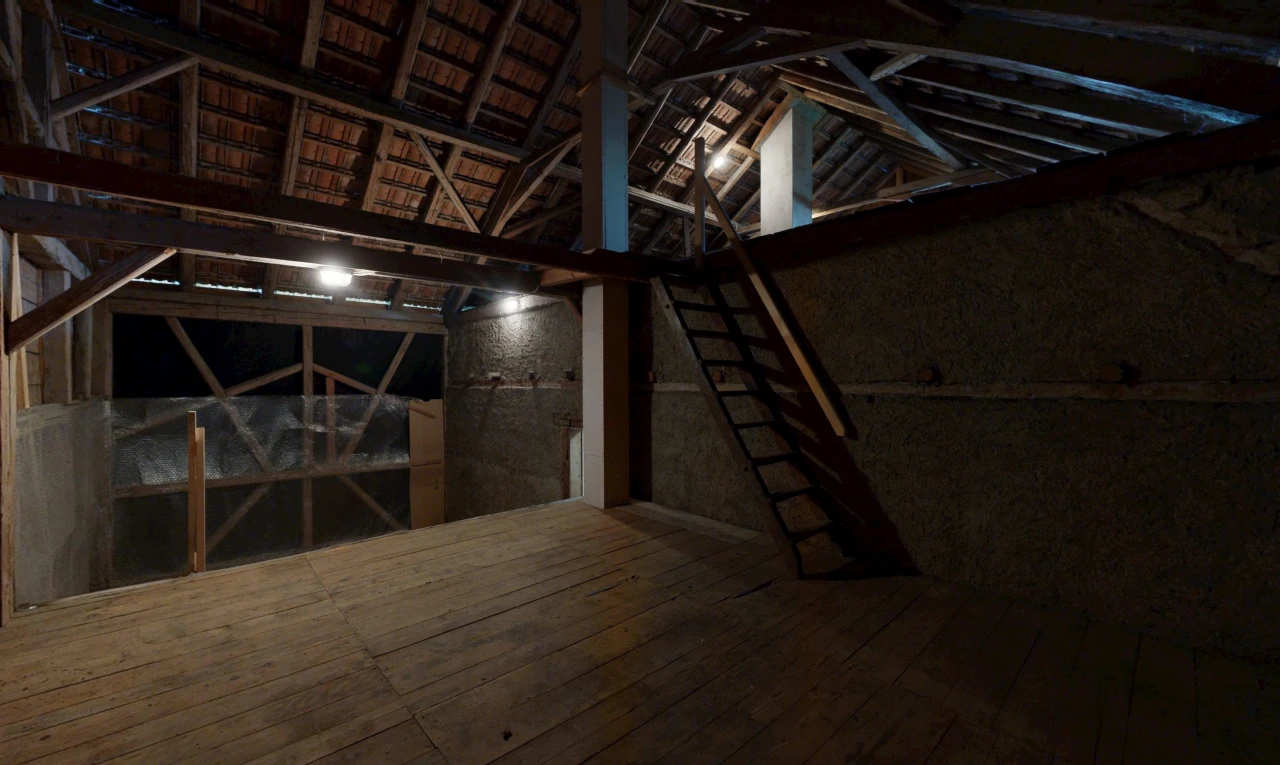 pièce vide avec plafond voûté, vaulted ceiling, et hardwood floor